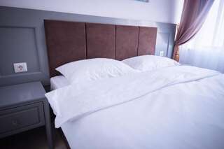 Отель HOTEL GLARIS Tîrgu Frumos Номер с кроватью размера «king-size»-3